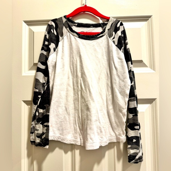 CHASER EUC Sz 7 White and Black Camo Long Sleeve Shirt - Picture 2 of 4